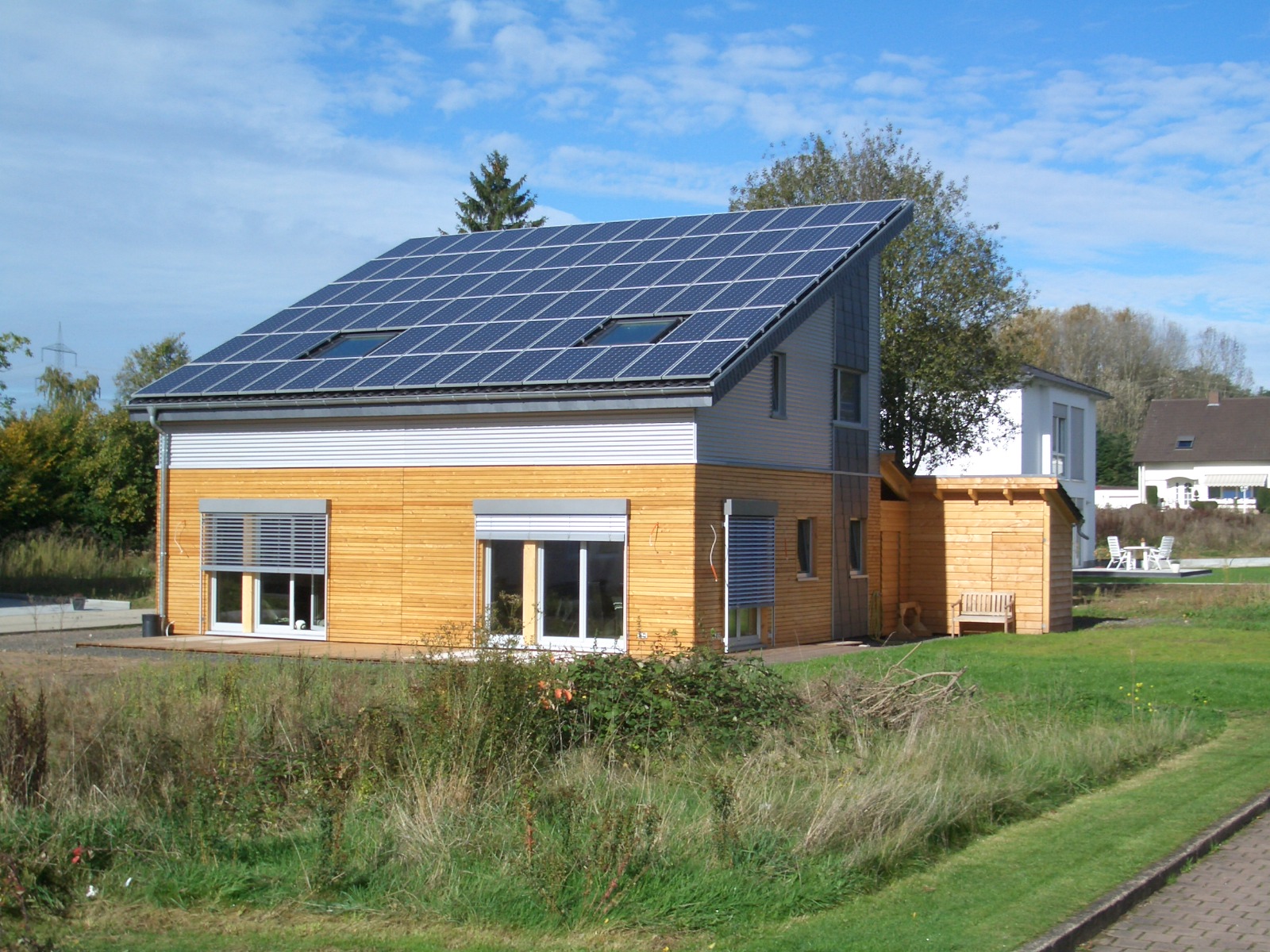 Ein steildach mit solaranlagen 